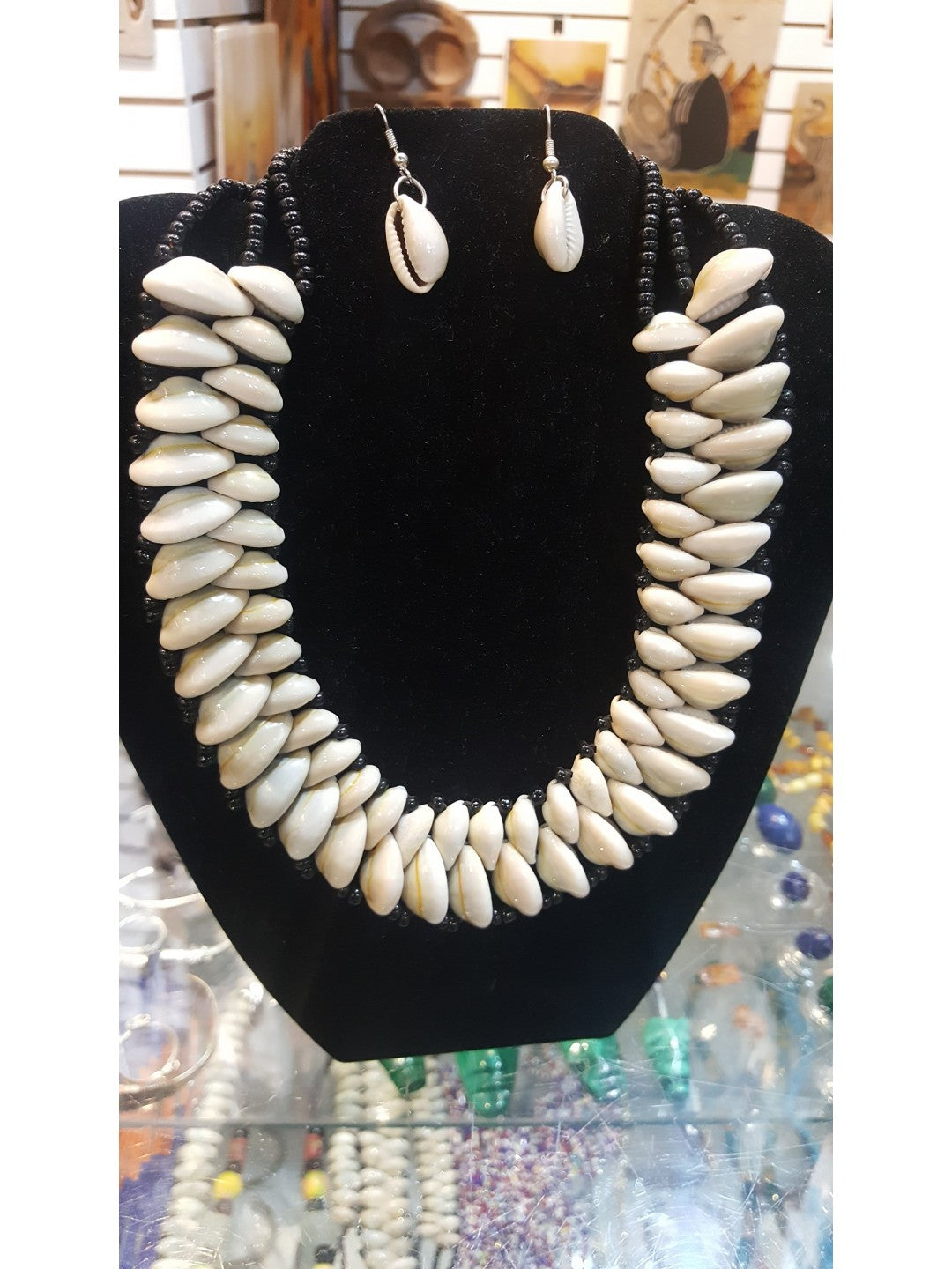 U PETAW/COWRIE SHELL NECKLACE